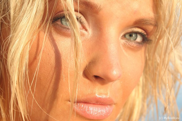 PHOTO | ines cudna on the beach 16 600x400 - Seeing Ines Cudna's boobs out of this bikini is something marvelous!