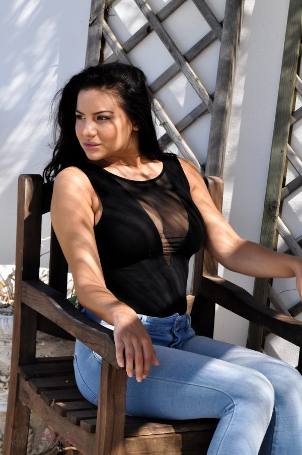 PHOTO | 00 17 600x903 - Lacey Banghard Blue Jeans