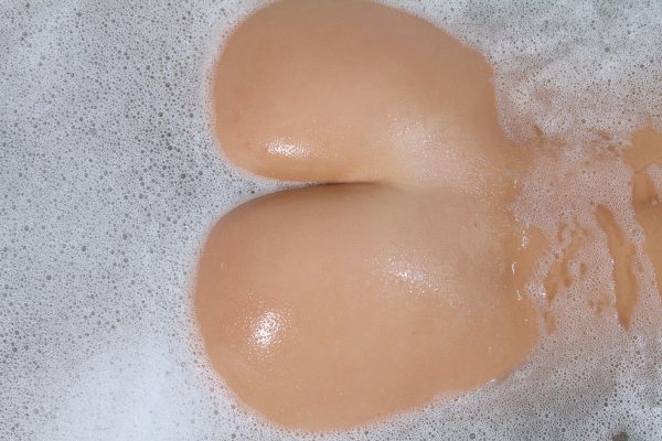 PHOTO | 07 54 600x400 - Sexy Michaela Isizzu Bubble Bath