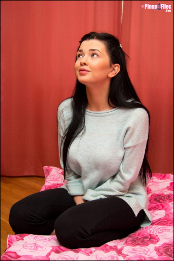 PHOTO | 00 11 600x899 - Cute Brunette Poses Naked In The First Time