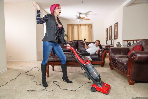 PHOTO | 00 72 600x400 - Putting Her Feet Up