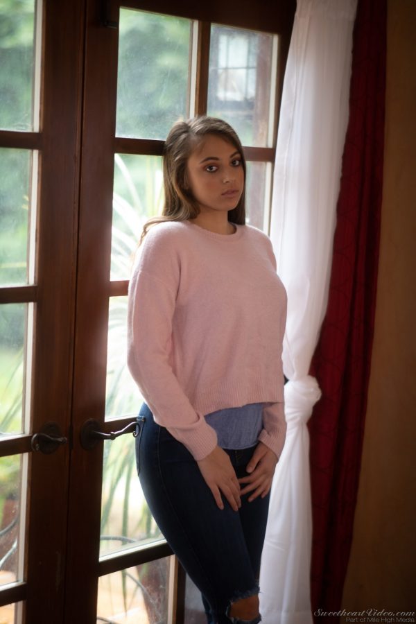 PHOTO | 00 131 600x900 - Gia Derza Showing Her Big And Juicy Ass