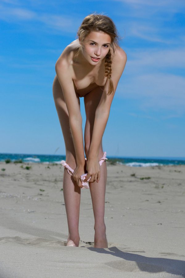 PHOTO | 03 92 600x900 - Russian Elle Tan Stripping On The Beach