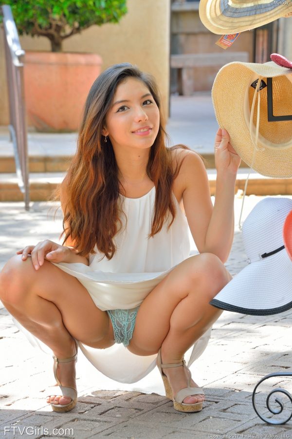 PHOTO | 09 104 600x901 - Nude Teen Gone Shopping