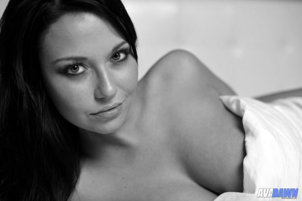 PHOTO | 00 85 600x399 - Ava Dawn Free Nude Pics