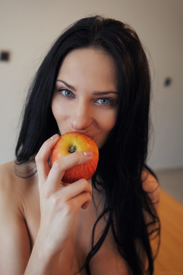 PHOTO | 03 219 600x900 - Sexy Nude Girl Lydia A - Apple a Day