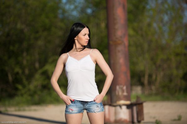 PHOTO | 00 18 600x400 - Veronica Snezna Posing