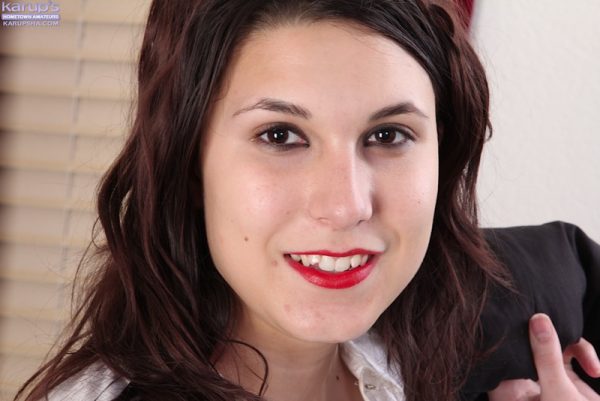 PHOTO | 00 333 600x401 - Ella Jones Baring Large Natural Tits