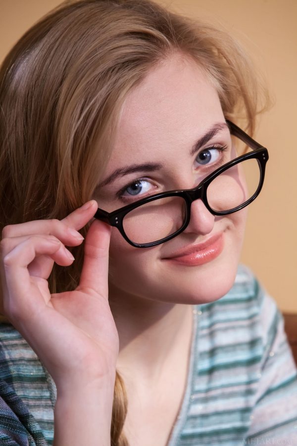 PHOTO | 00 461 600x900 - Amateur Eidis In Glasses Shows Pussy