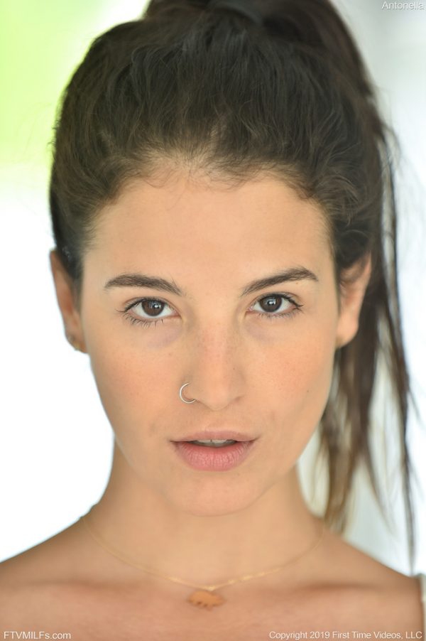 PHOTO | 14 225 600x902 - Super Sexy Antonella