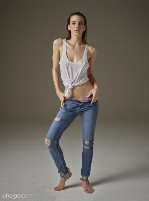 PHOTO | 00 90 480x649 - Flora Blue Jeans and White Vest
