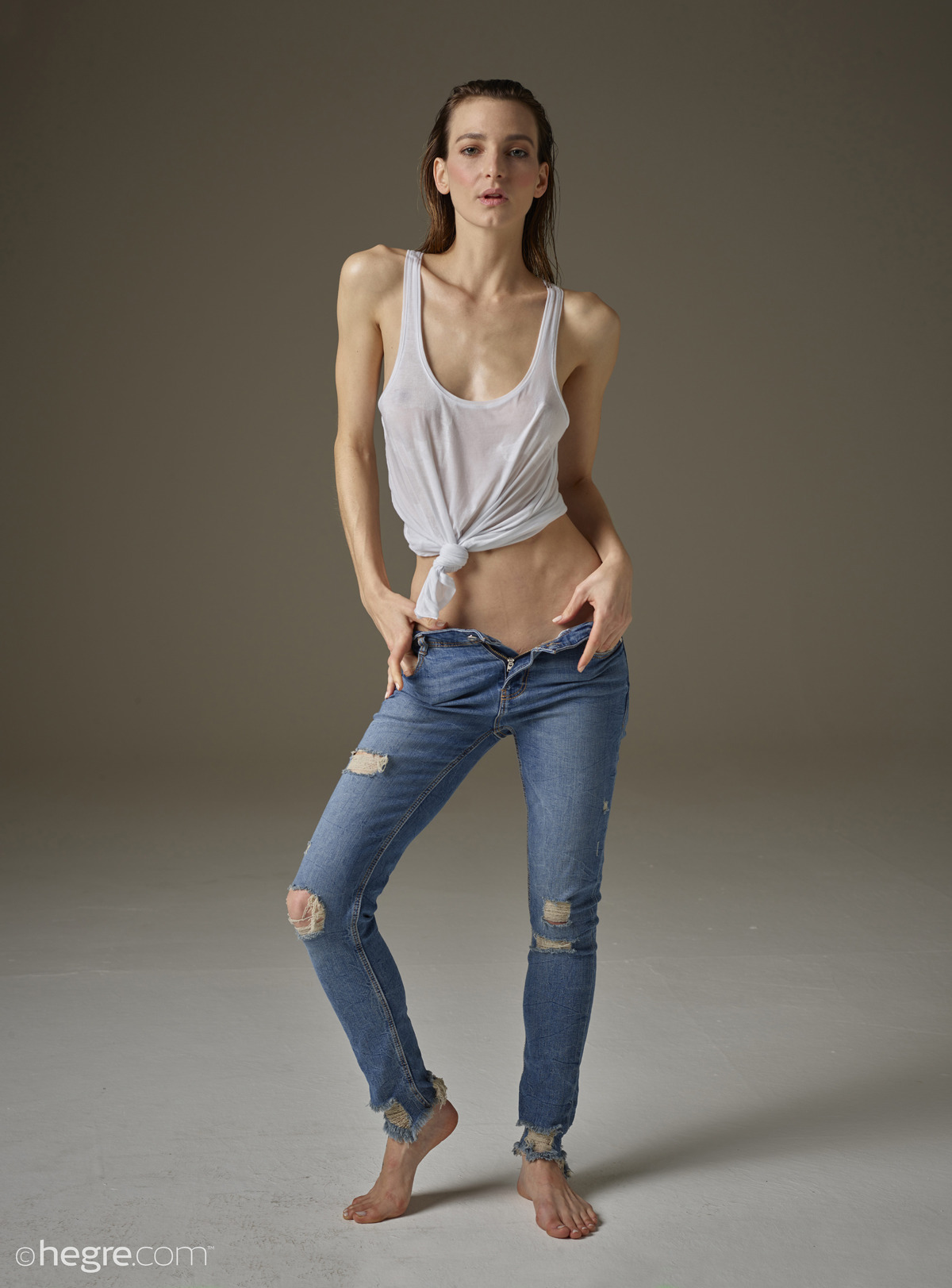 PHOTO | 00 90 - Flora Blue Jeans and White Vest