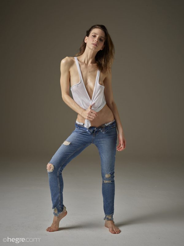 PHOTO | 01 70 600x800 - Flora Blue Jeans and White Vest