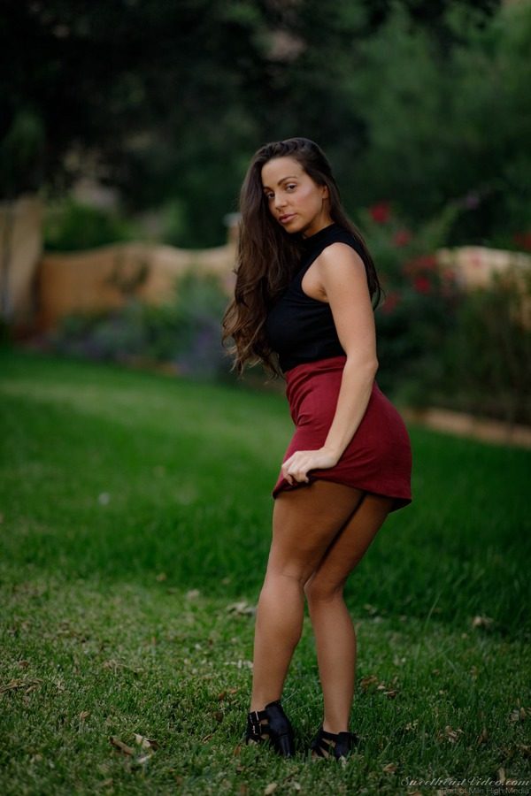 PHOTO | 00 129 600x900 - Busty Alert! Abigail Mac