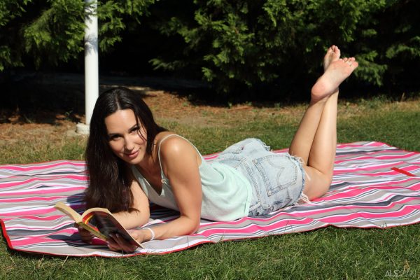 PHOTO | 00 356 600x400 - Well Reed Lilu Moon