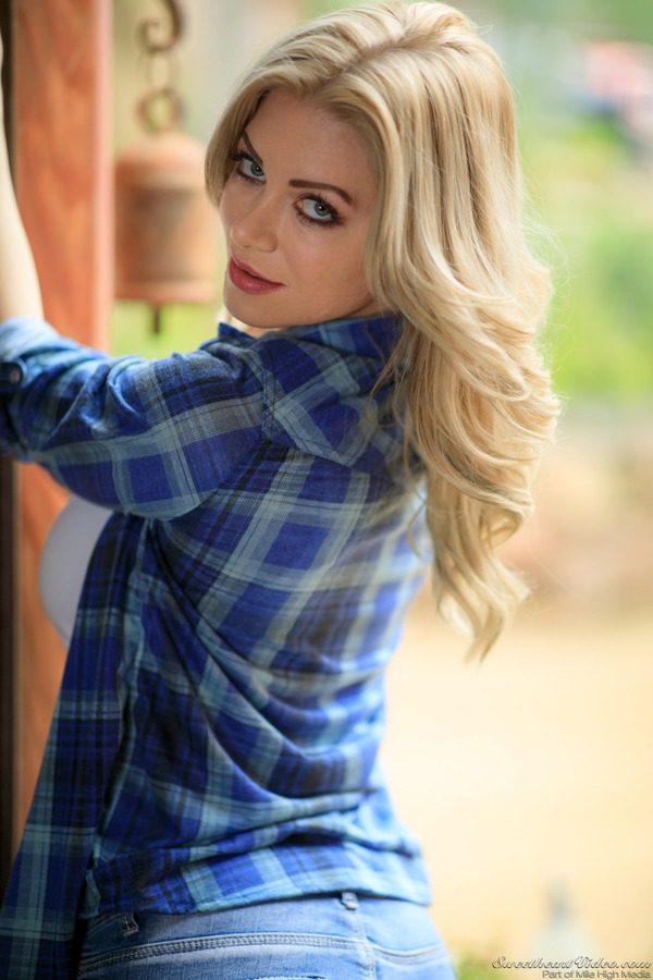 PHOTO | 01 124 600x900 - Serene Siren Shows Her Round Ass