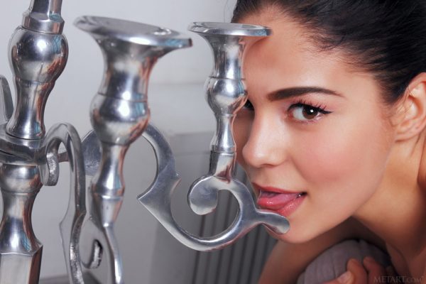 PHOTO | 04 331 600x400 - Tanned beauty Callista B is ready for bed