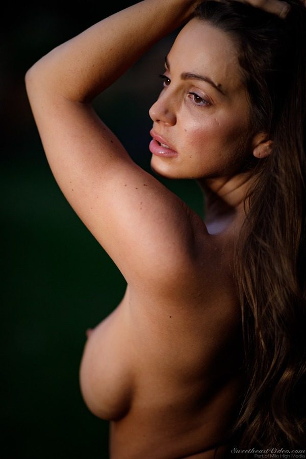 PHOTO | 11 105 600x900 - Busty Alert! Abigail Mac