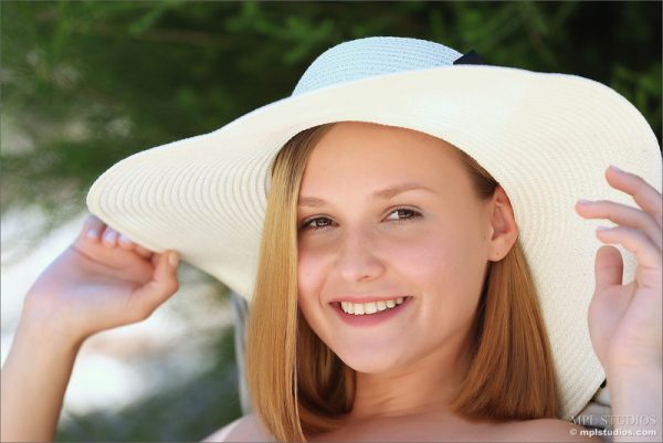 PHOTO | Taya   Summer Reading 01 600x401 - Taya - Summer Reading