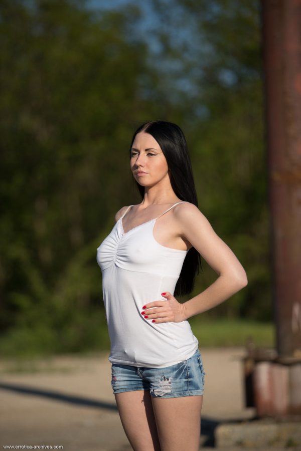 PHOTO | 01 164 600x900 - Veronica Snezna Posing