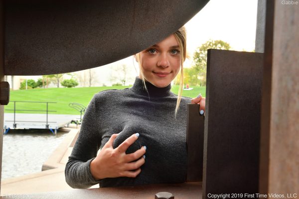 PHOTO | 02 90 600x399 - Busty Teen Gabbie