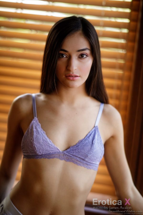 PHOTO | 03 275 600x900 - Hot Nude Brunette Emily Willis