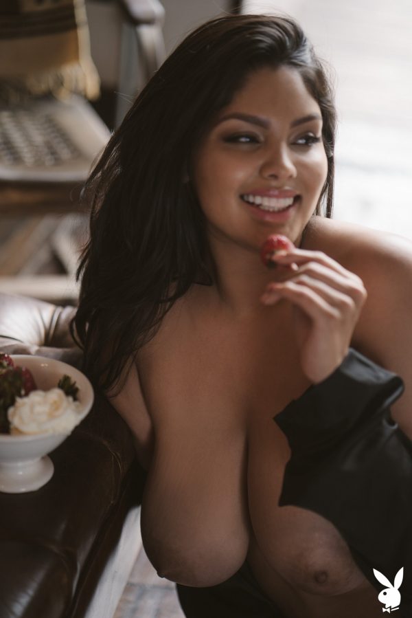 PHOTO | 04 270 600x899 - Jocelyn Corona - Natural Giant Boobs