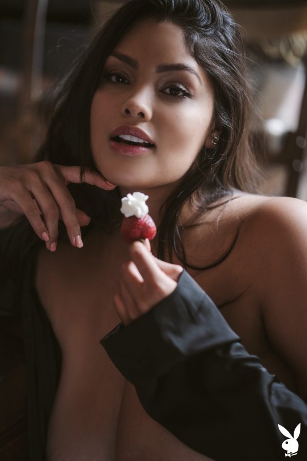 PHOTO | 13 274 600x899 - Jocelyn Corona - Natural Giant Boobs