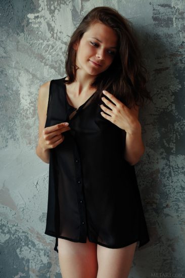 PHOTO | 01 134 366x549 - Gorgeous Ella Green knows the sexual power of a simple black dress