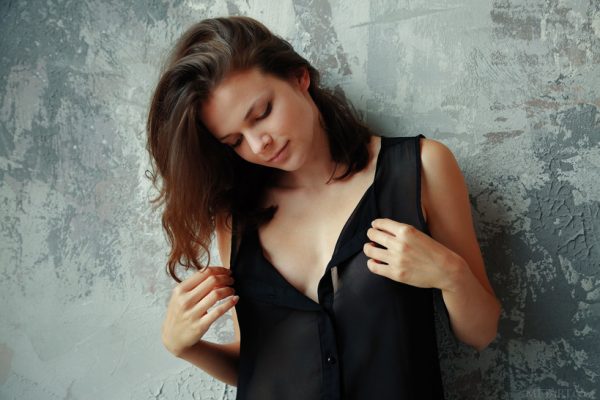 PHOTO | 02 134 600x400 - Gorgeous Ella Green knows the sexual power of a simple black dress