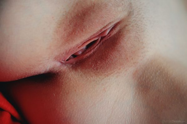 PHOTO | 08 113 600x400 - Cute Emily Bloom Relaxing In Bed