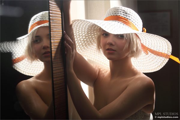 PHOTO | 00 125 600x401 - Cali Little Dreamer by the Mirror