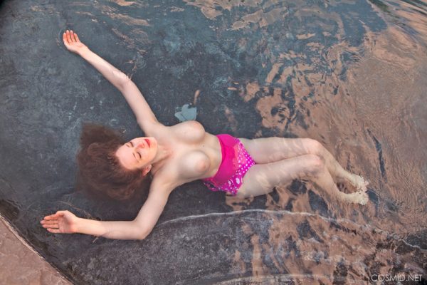 PHOTO | 04 103 600x400 - Misha Lowe Wet Boobs