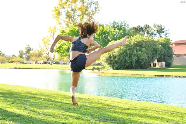PHOTO | 14 65 600x399 - Zoe Acrobatic Skills