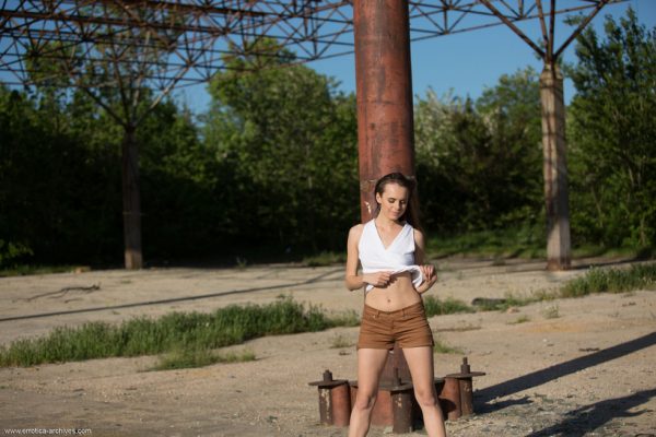 PHOTO | 05 31 600x400 - Gracie Teasing