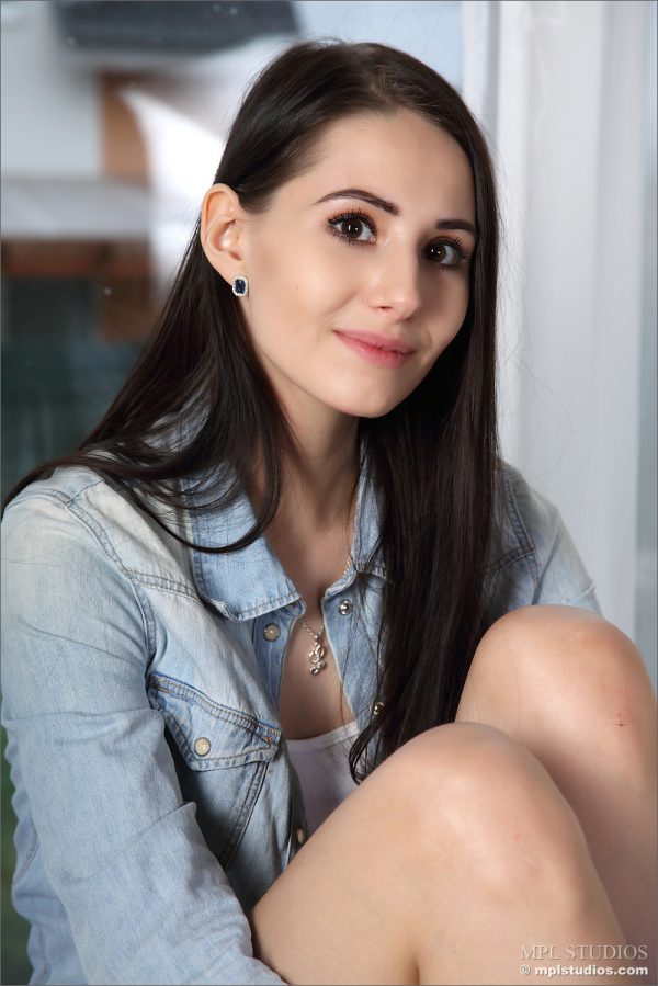 PHOTO | 00 111 600x899 - Table Time with a Sexy Babe Vanessa A