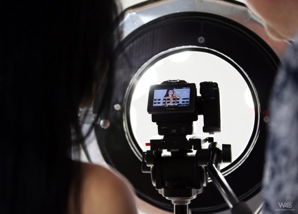 PHOTO | 00 160 600x431 - Busty Goddess Lucy Behind the Scenes