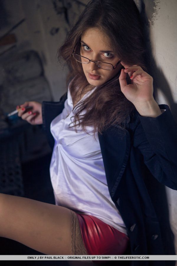 PHOTO | 01 33 600x900 - Horny Natural Babe in Glasses