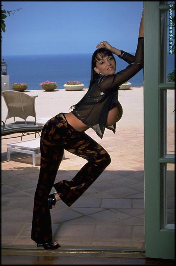 PHOTO | 03 128 600x905 - Summer in black