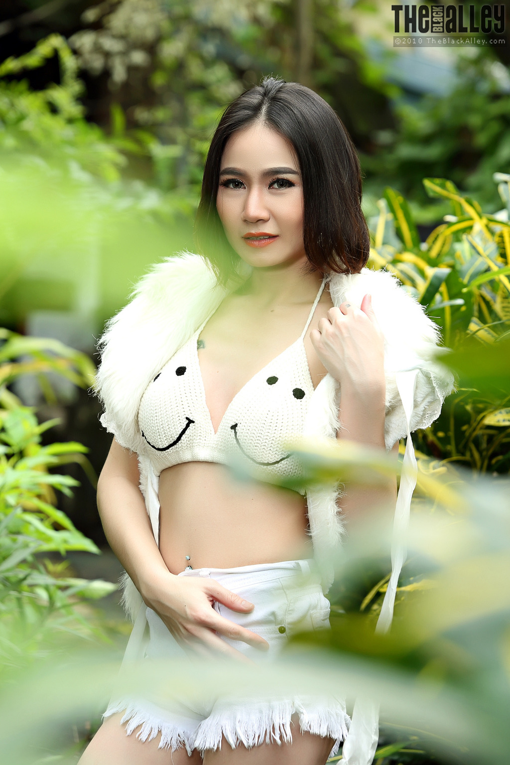 PHOTO Busty Asian Strips Outdoors. 