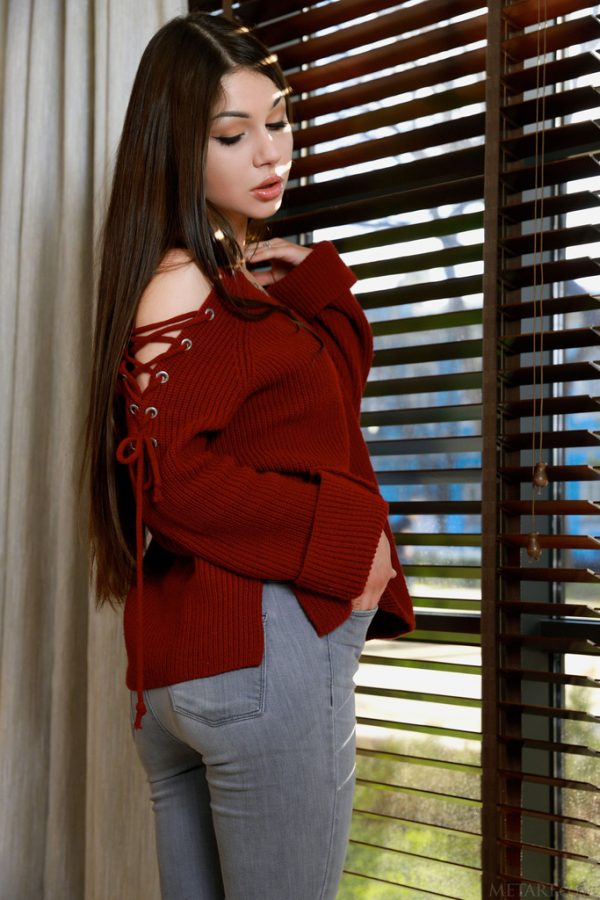 PHOTO | Dark-Eyed Beauty Delphina PHOTO | 00 104 600x900 - Dark-Eyed Beauty Delphina