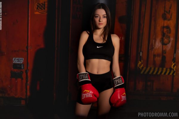 PHOTO | 00 124 600x400 - Busty Babe Paris