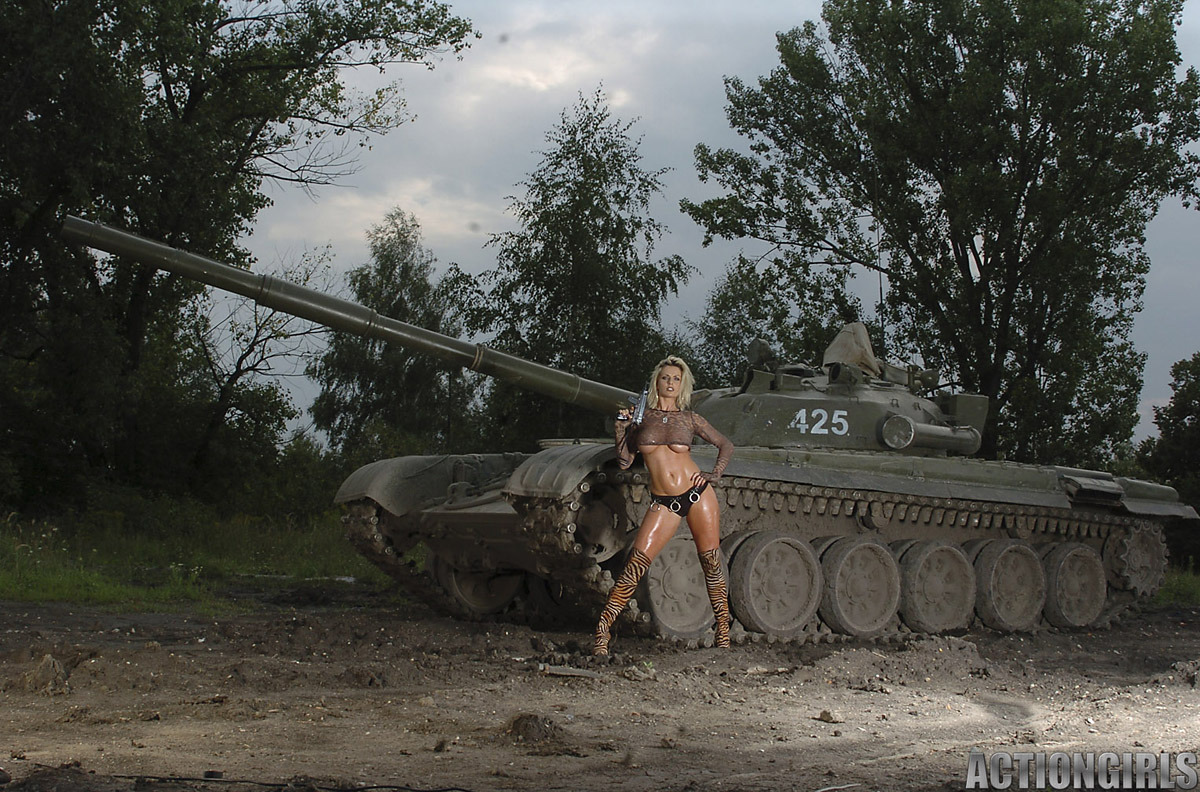 PHOTO | 00 311 - Action Girl Vanessa Upton on Tank