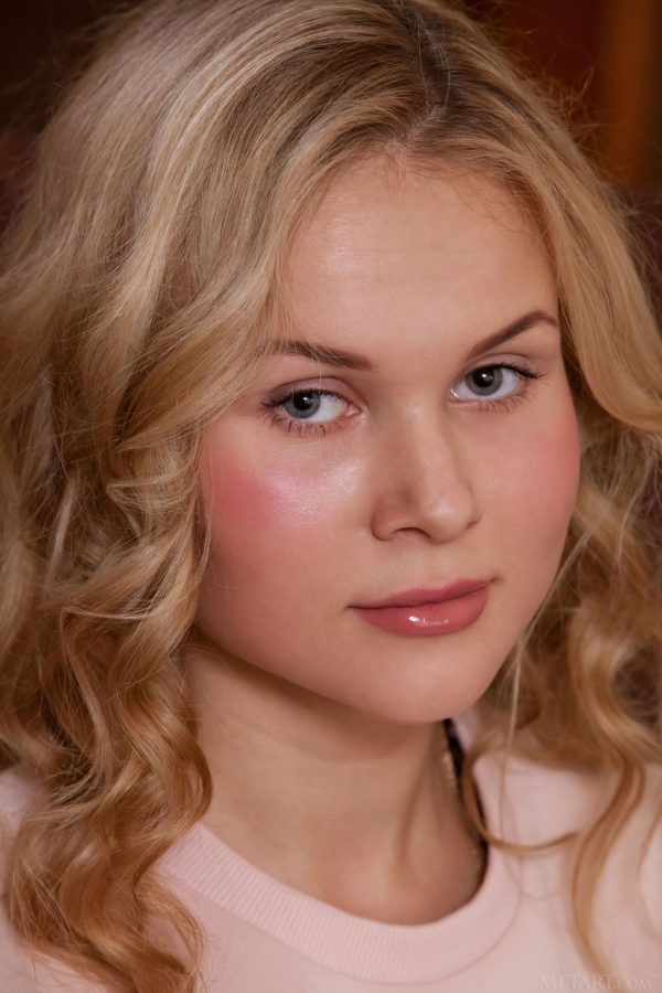 PHOTO | 00 33 600x900 - busty beauty Caroline Abel