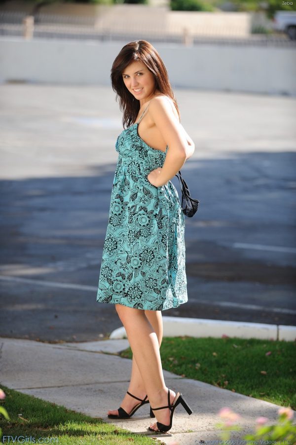 PHOTO | 04 338 600x902 - Parking Lot Nudes