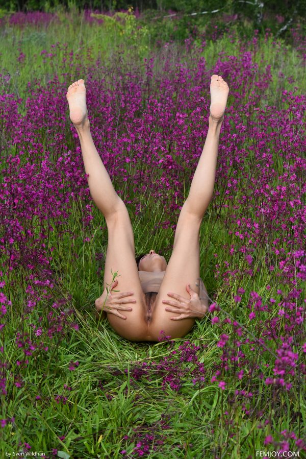 PHOTO | 09 158 600x899 - Sexy Bombshell Susi R Hairy Pussy