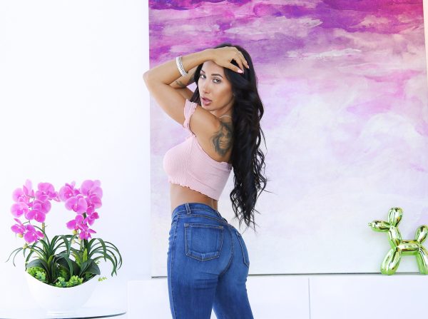 PHOTO | 01 62 600x447 - Amia Miley, Dirty Latina in Jeans