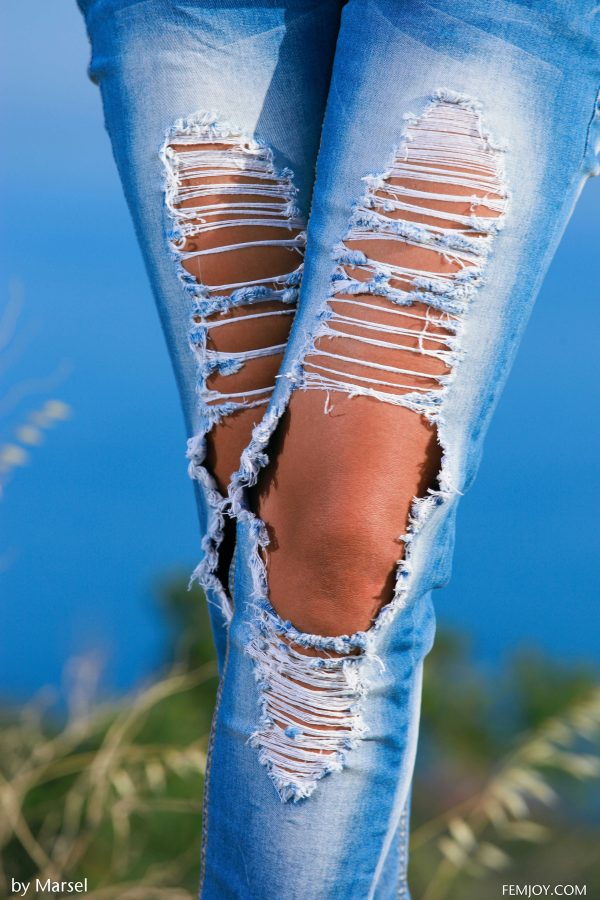 PHOTO | 03 107 600x900 - Denise Poses in Sexy Ripped Jeans