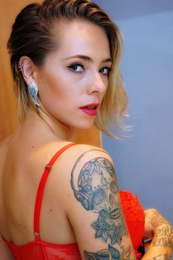 PHOTO | Samira 02 600x900 - Samira In Black Gloves