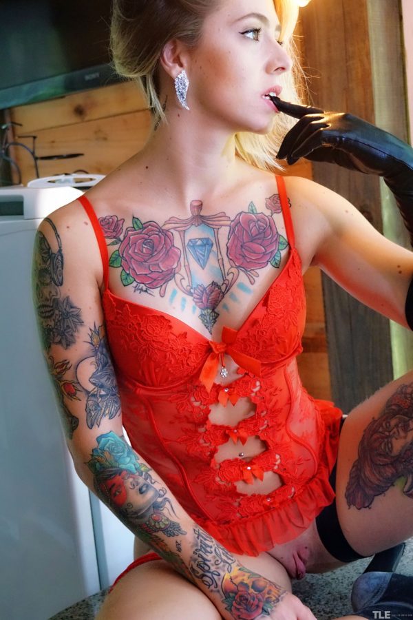 PHOTO | Samira 04 600x900 - Samira In Black Gloves